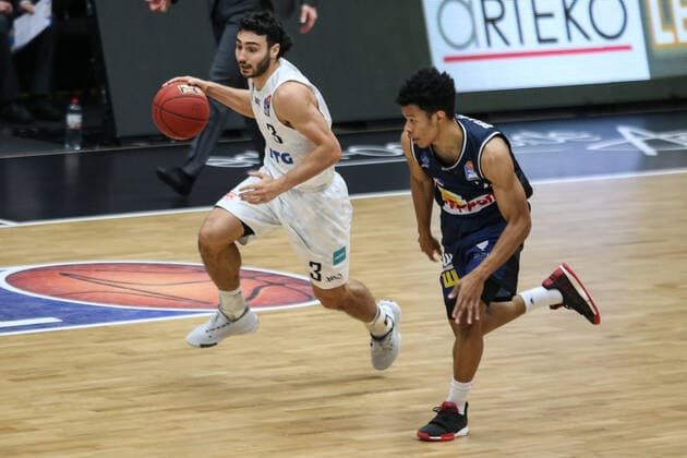 Basketball: Deutschland, 1. Bundesliga, Hamburg Towers - HAKRO Merlins Crailsheim, Hamburg, 10.01.2021 Max DiLeo (Towers, l.)