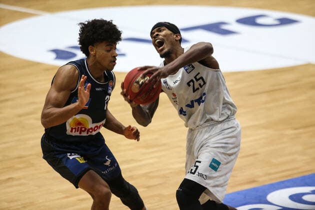 Basketball: Deutschland, 1. Bundesliga, Hamburg Towers - HAKRO Merlins Crailsheim, Hamburg, 10.01.2021 Trae Bell-Haynes (Merlins, l.) - Terry Allen (Towers)