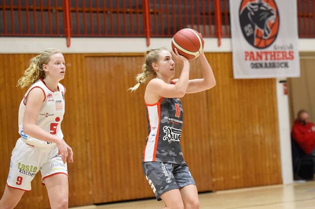 Basketball: Toyota 1. DBBL, 12. Spieltag, GiroLive-Panthers Osnabrück vs. TSV 1860 Wasserburg am 10.01.2021 in der OSC-Halle in Osnabrück. v.l. Emma Eichmeyer (GiroLive-Panthers Osnabrück) und Sophie Perner (TSV 1860 Wasserburg) Osnabrück OSC-Halle Niedersachsen Deutschland