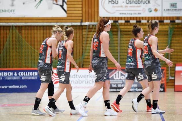Basketball: Toyota 1. DBBL, 12. Spieltag, GiroLive-Panthers Osnabrück vs. TSV 1860 Wasserburg am 10.01.2021 in der OSC-Halle in Osnabrück. Die Mannschaft vom TSV 1860 Wasserburg bejubelt den Sieg. Osnabrück OSC-Halle Niedersachsen Deutschland