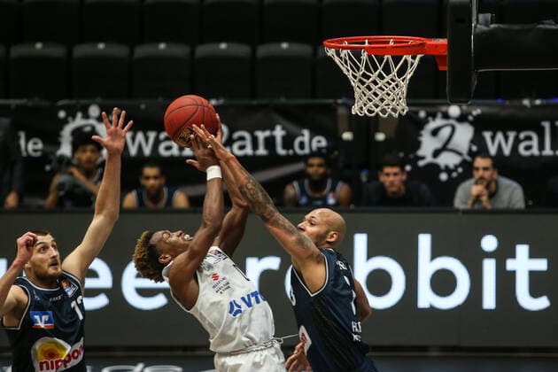 Basketball: Deutschland, 1. Bundesliga, Hamburg Towers - HAKRO Merlins Crailsheim, Hamburg, 10.01.2021 TJ Shorts (Towers, M.) - Radil Caison (l.) und Maurice Stuckes (beide Merlins)