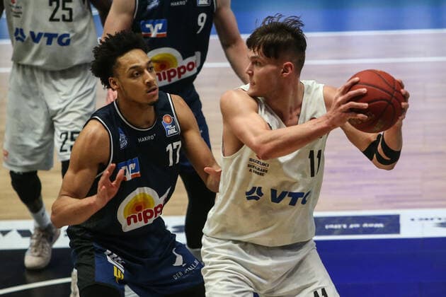 Basketball: Deutschland, 1. Bundesliga, Hamburg Towers - HAKRO Merlins Crailsheim, Hamburg, 10.01.2021 Jamuni McNeace (Merlins, l.) - Maik Kotsar (Towers)