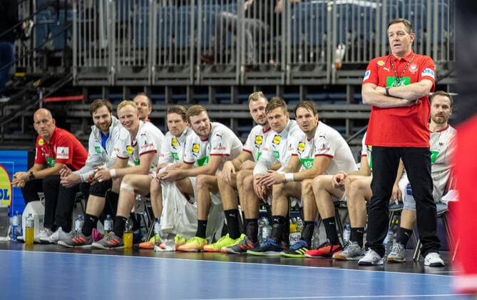 Koeln, 10.01.21, Handball: Europameisterschaft, 4. Spieltag, Qualifikation, Lanxess-Arena. Bundestrainer Alfred Gislason (r) steht neben seinen Spielern an der Ersatzbank. Deutschland - Oesterreich