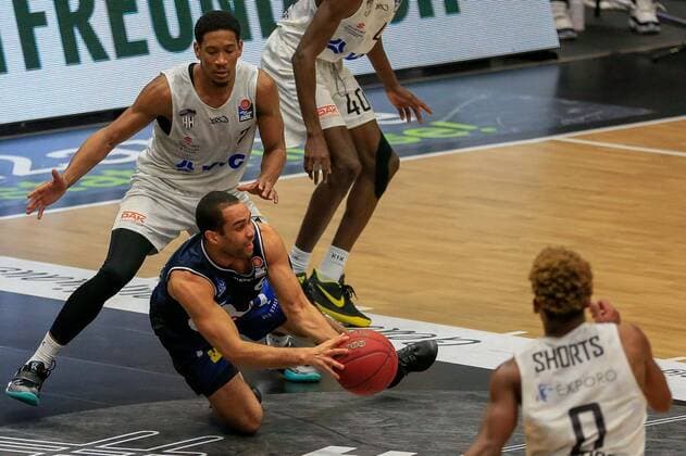 Kameron Taylor ( Towers ) Elias Lasisi ( Crailsheim ) Deutschland , Hamburg , Edel-optics.de Arena , easyCredit Basketball Bundesliga , Hamburg Towers - Hakro Merlins Crailsheim