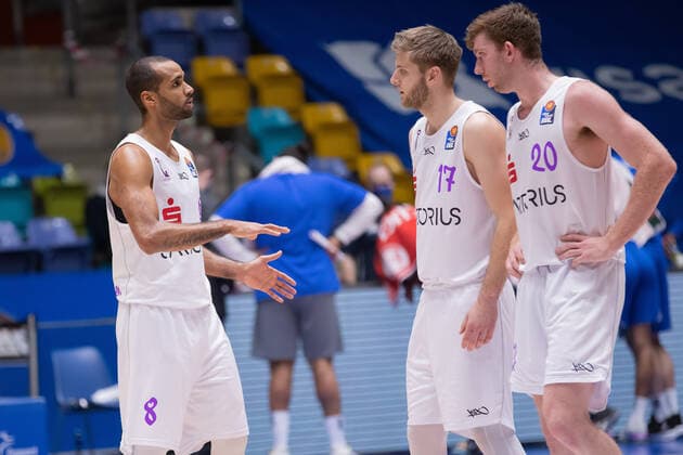 Fraport Skyliners - BG Goettingen, easyCredit BBL Akeem Vargas (BG Goettingen, 8, links) im Gespraech mit Mathis Moenninghoff (BG Goettingen, 17) und Will Rayman (BG Goettingen, 20). Basketball-Spiel der easyCredit BBL zwischen den Fraport Skyliners und BG Goettingen am 10. Januar 2021 in der Fraport-Arena in Frankfurt am Main., Frankfurt am Main Hessen Deutschland Fraport-Arena