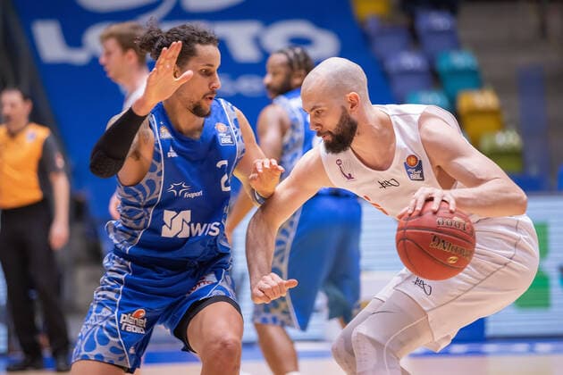 Fraport Skyliners - BG Goettingen, easyCredit BBL Zweikampf zwischen Michael Kessens (Fraport Skyliners, 2, links) und Dennis Kramer (BG Goettingen, 10). Basketball-Spiel der easyCredit BBL zwischen den Fraport Skyliners und BG Goettingen am 10. Januar 2021 in der Fraport-Arena in Frankfurt am Main., Frankfurt am Main Hessen Deutschland Fraport-Arena