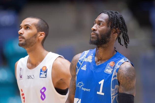 Fraport Skyliners - BG Goettingen, easyCredit BBL Matt Mobley (Fraport Skyliners, 1, rechts), links im Hintergrund Akeem Vargas (BG Goettingen, 8). Basketball-Spiel der easyCredit BBL zwischen den Fraport Skyliners und BG Goettingen am 10. Januar 2021 in der Fraport-Arena in Frankfurt am Main., Frankfurt am Main Hessen Deutschland Fraport-Arena