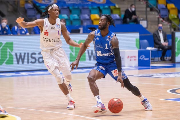 Fraport Skyliners - BG Goettingen, easyCredit BBL Matt Mobley (Fraport Skyliners, 1) versucht Deishuan Booker (BG Goettingen, 1) zu umspielen. Basketball-Spiel der easyCredit BBL zwischen den Fraport Skyliners und BG Goettingen am 10. Januar 2021 in der Fraport-Arena in Frankfurt am Main., Frankfurt am Main Hessen Deutschland Fraport-Arena