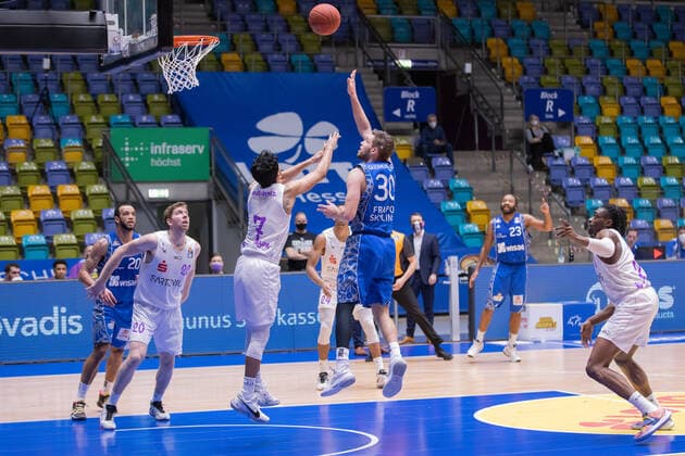 Fraport Skyliners - BG Goettingen, easyCredit BBL Jon Axel Gudmundsson (Fraport Skyliners, 30) wirft auf den Korb, wird dabei bedraengt von Jorge Gutierrez (BG Goettingen, 7). Links beobachten Rasheed Moore (Fraport Skyliners, 20) und Will Rayman (BG Goettingen, 20) die Szene, rechts lauert Tai Odiase (BG Goettingen, 21). Basketball-Spiel der easyCredit BBL zwischen den Fraport Skyliners und BG Goettingen am 10. Januar 2021 in der Fraport-Arena in Frankfurt am Main., Frankfurt am Main Hessen Deutschland Fraport-Arena