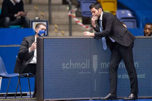 Fraport Skyliners - BG Goettingen, easyCredit BBL Nachdenklich: Links Co-Trainer Klaus Perwas (Fraport Skyliners), rechts Trainer Sebastian Gleim (Fraport Skyliners). Basketball-Spiel der easyCredit BBL zwischen den Fraport Skyliners und BG Goettingen am 10. Januar 2021 in der Fraport-Arena in Frankfurt am Main., Frankfurt am Main Hessen Deutschland Fraport-Arena