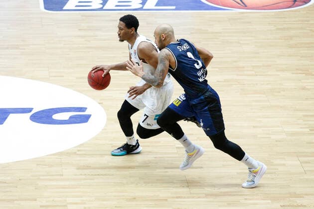 BBL easyCredit Basketball Bundesliga Saison 2020 2021 12. Spieltag am Sonntag, 10. Januar 2021 in der edel-optics.de Arena in Hamburg: Hamburg Towers - HAKRO Merlins Crailsheim v.l. Kameron Taylor ( Towers ), Maurice Stuckey ( Crailsheim ) Hamburg Towers - HAKRO Merlins Crailsheim