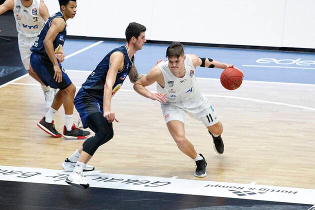 BBL easyCredit Basketball Bundesliga Saison 2020 2021 12. Spieltag am Sonntag, 10. Januar 2021 in der edel-optics.de Arena in Hamburg: Hamburg Towers - HAKRO Merlins Crailsheim v.l. Bogdan Radosavljevic ( Crailsheim ), Maik Kotsar ( Towers ) Hamburg Towers - HAKRO Merlins Crailsheim