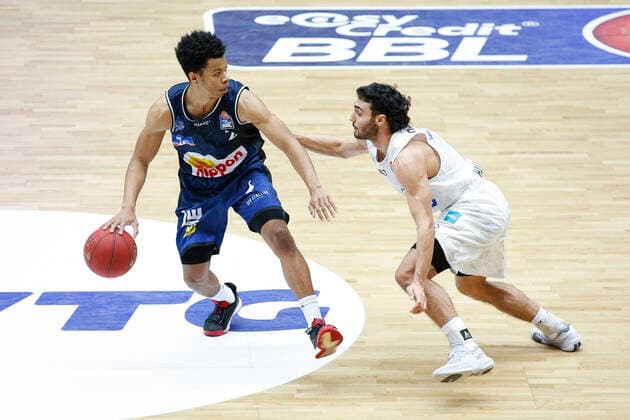 BBL easyCredit Basketball Bundesliga Saison 2020 2021 12. Spieltag am Sonntag, 10. Januar 2021 in der edel-optics.de Arena in Hamburg: Hamburg Towers - HAKRO Merlins Crailsheim v.l. Trae Bell-Haynes ( Crailsheim ), Max DiLeo ( Towers ) Hamburg Towers - HAKRO Merlins Crailsheim