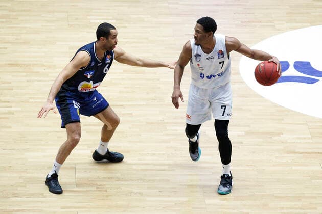 BBL easyCredit Basketball Bundesliga Saison 2020 2021 12. Spieltag am Sonntag, 10. Januar 2021 in der edel-optics.de Arena in Hamburg: Hamburg Towers - HAKRO Merlins Crailsheim v.l. Elias Lasisi ( Crailsheim ), Kameron Taylor ( Towers ) Hamburg Towers - HAKRO Merlins Crailsheim
