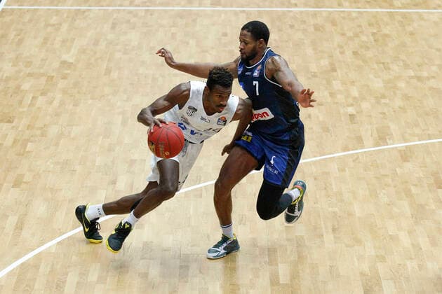 BBL easyCredit Basketball Bundesliga Saison 2020 2021 12. Spieltag am Sonntag, 10. Januar 2021 in der edel-optics.de Arena in Hamburg: Hamburg Towers - HAKRO Merlins Crailsheim v.l. Zac Cuthbertson ( Towers ), Haywood Highsmith ( Crailsheim ) Hamburg Towers - HAKRO Merlins Crailsheim