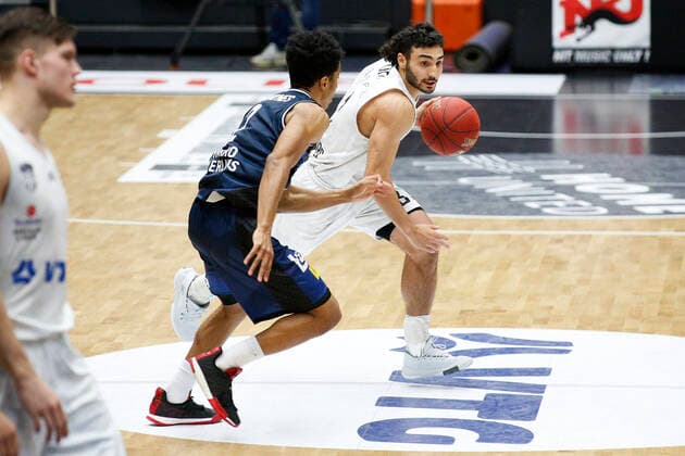 BBL easyCredit Basketball Bundesliga Saison 2020 2021 12. Spieltag am Sonntag, 10. Januar 2021 in der edel-optics.de Arena in Hamburg: Hamburg Towers - HAKRO Merlins Crailsheim v.l. Trae Bell-Haynes ( Crailsheim ), Max DiLeo ( Towers ) Hamburg Towers - HAKRO Merlins Crailsheim