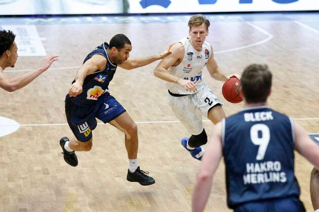 BBL easyCredit Basketball Bundesliga Saison 2020 2021 12. Spieltag am Sonntag, 10. Januar 2021 in der edel-optics.de Arena in Hamburg: Hamburg Towers - HAKRO Merlins Crailsheim v.l. Elias Lasisi ( Crailsheim ), Jordan Swing ( Towers ) Hamburg Towers - HAKRO Merlins Crailsheim