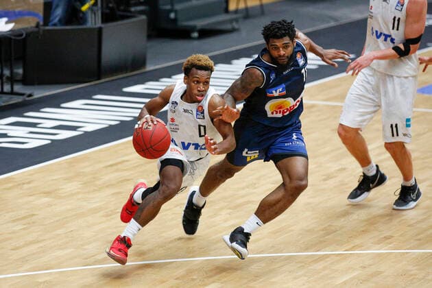 BBL easyCredit Basketball Bundesliga Saison 2020 2021 12. Spieltag am Sonntag, 10. Januar 2021 in der edel-optics.de Arena in Hamburg: Hamburg Towers - HAKRO Merlins Crailsheim v.l. TJ Shorts II ( Towers ), Tim Coleman ( Crailsheim ) Hamburg Towers - HAKRO Merlins Crailsheim