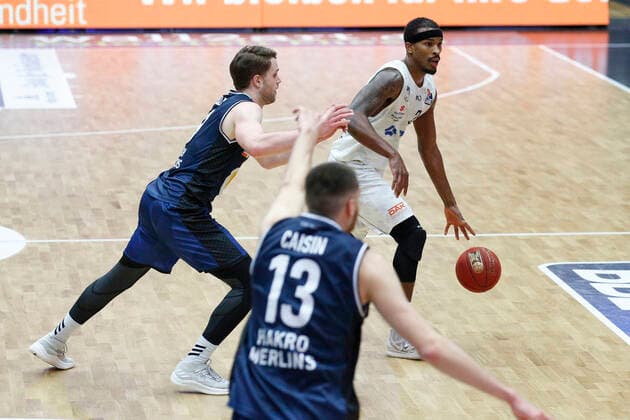 BBL easyCredit Basketball Bundesliga Saison 2020 2021 12. Spieltag am Sonntag, 10. Januar 2021 in der edel-optics.de Arena in Hamburg: Hamburg Towers - HAKRO Merlins Crailsheim v.l. Fabian Bleck ( Crailsheim ), Terry Allen ( Towers ) Hamburg Towers - HAKRO Merlins Crailsheim