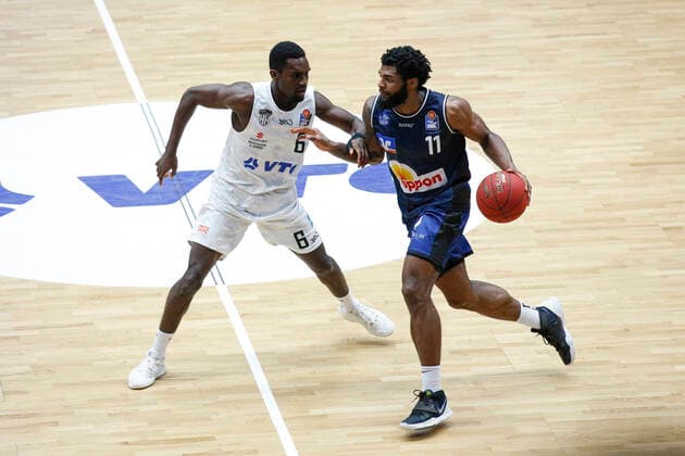 BBL easyCredit Basketball Bundesliga Saison 2020 2021 12. Spieltag am Sonntag, 10. Januar 2021 in der edel-optics.de Arena in Hamburg: Hamburg Towers - HAKRO Merlins Crailsheim v.l. Osaro Juergen Rich ( Towers ), Tim Coleman ( Crailsheim ) Hamburg Towers - HAKRO Merlins Crailsheim