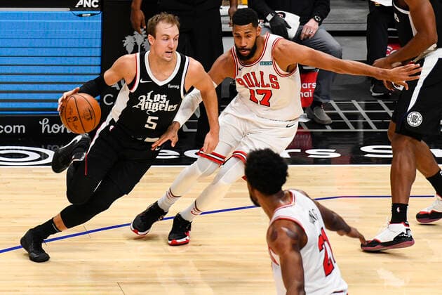 LOS ANGELES, CA - JANUARY 10: Los Angeles Clippers Guard Luke Kennard (5) drives to the basket during a NBA, Basketball Herren, USA game between the Chicago Bulls and the Los Angeles Clippers on January 10, 2021 at STAPLES Center in Los Angeles, CA.The game was played without fans due to the COVID-19 pandemic. (Photo by Brian Rothmuller Icon Sportswire) NBA: JAN 10 Bulls at Clippers Icon210110006