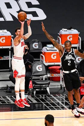 LOS ANGELES, CA - JANUARY 10: Chicago Bulls Guard Zach LaVine (8) shoots a three pointer as Los Angeles Clippers Forward Kawhi Leonard (2) defends during a NBA, Basketball Herren, USA game between the Chicago Bulls and the Los Angeles Clippers on January 10, 2021 at STAPLES Center in Los Angeles, CA.The game was played without fans due to the COVID-19 pandemic. (Photo by Brian Rothmuller Icon Sportswire) NBA: JAN 10 Bulls at Clippers Icon210110018