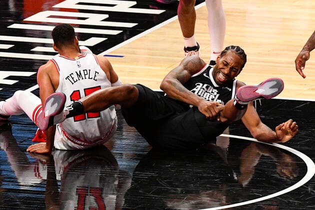 Sport Themen der Woche KW01 Sport Bilder des Tages LOS ANGELES, CA - JANUARY 10: Los Angeles Clippers Forward Kawhi Leonard (2) in paid after being tangled up with Chicago Bulls Guard Garrett Temple (17) after scoring a basket during a NBA, Basketball Herren, USA game between the Chicago Bulls and the Los Angeles Clippers on January 10, 2021 at STAPLES Center in Los Angeles, CA.The game was played without fans due to the COVID-19 pandemic. (Photo by Brian Rothmuller Icon Sportswire) NBA: JAN 10 Bulls at Clippers Icon210110021