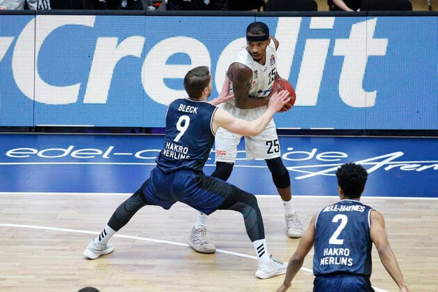 BBL easyCredit Basketball Bundesliga Saison 2020 2021 12. Spieltag am Sonntag, 10. Januar 2021 in der edel-optics.de Arena in Hamburg: Hamburg Towers - HAKRO Merlins Crailsheim v.l. Fabian Bleck ( Crailsheim ), Terry Allen ( Towers ) Hamburg Towers - HAKRO Merlins Crailsheim