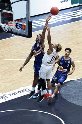 BBL easyCredit Basketball Bundesliga Saison 2020 2021 12. Spieltag am Sonntag, 10. Januar 2021 in der edel-optics.de Arena in Hamburg: Hamburg Towers - HAKRO Merlins Crailsheim v.l. Tim Coleman ( Crailsheim ), TJ Shorts II ( Towers ), Trae Bell-Haynes ( Crailsheim ) Hamburg Towers - HAKRO Merlins Crailsheim