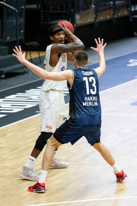 BBL easyCredit Basketball Bundesliga Saison 2020 2021 12. Spieltag am Sonntag, 10. Januar 2021 in der edel-optics.de Arena in Hamburg: Hamburg Towers - HAKRO Merlins Crailsheim v.l. Terry Allen ( Towers ), Radii Caisin ( Crailsheim ) Hamburg Towers - HAKRO Merlins Crailsheim
