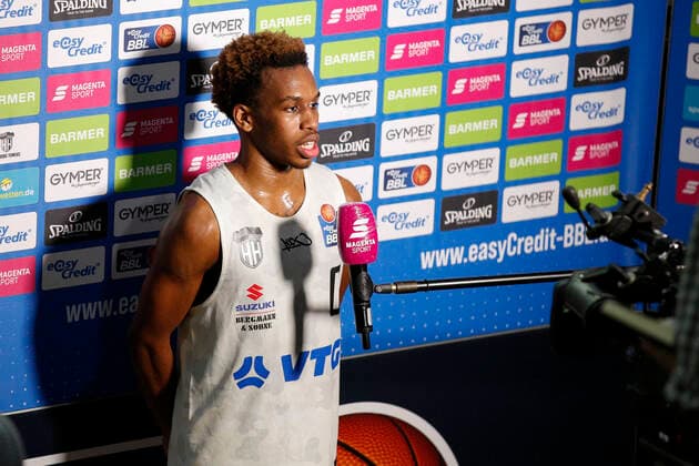 BBL easyCredit Basketball Bundesliga Saison 2020 2021 12. Spieltag am Sonntag, 10. Januar 2021 in der edel-optics.de Arena in Hamburg: Hamburg Towers - HAKRO Merlins Crailsheim TJ Shorts II ( Towers ) bei einem Interview mit MagentaSport Hamburg Towers - HAKRO Merlins Crailsheim