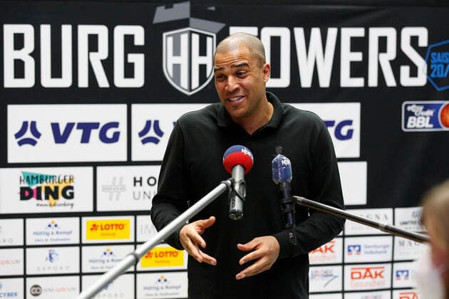 BBL easyCredit Basketball Bundesliga Saison 2020 2021 12. Spieltag am Sonntag, 10. Januar 2021 in der edel-optics.de Arena in Hamburg: Hamburg Towers - HAKRO Merlins Crailsheim Geschaeftsfuehrer Marvin Willoughby ( Towers ) bei einem Interview Hamburg Towers - HAKRO Merlins Crailsheim