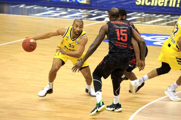 GER, BBL, ALBA Berlin vs. Jobstairs Giessen 46ers 10.01.2021, Mercedes Benz Arena, Berlin, GER, BBL, ALBA Berlin vs. Jobstairs Giessen 46ers, im Bild Jayson Granger (ALBA Berlin 33), Brandon Bowman (Giessen46ers 15), Jonathan Stark (Giessen46ers 1)
