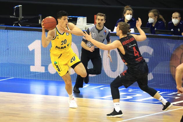 GER, BBL, ALBA Berlin vs. Jobstairs Giessen 46ers 10.01.2021, Mercedes Benz Arena, Berlin, GER, BBL, ALBA Berlin vs. Jobstairs Giessen 46ers, im Bild Simone Fontecchio (ALBA Berlin 20), Bjarne Kraushaar (Giessen46ers 4)