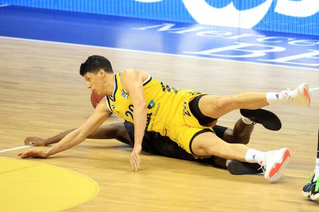 GER, BBL, ALBA Berlin vs. Jobstairs Giessen 46ers 10.01.2021, Mercedes Benz Arena, Berlin, GER, BBL, ALBA Berlin vs. Jobstairs Giessen 46ers, im Bild Simone Fontecchio (ALBA Berlin 20), Jonathan Stark (Giessen46ers 1)