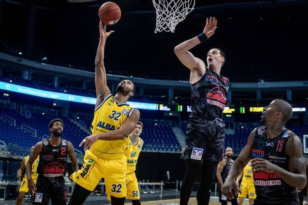 Basketball Berlin 10.01.2021 Saison 2020 2021 easyCredit-BBL 1. Bundesliga Alba Berlin - JobStairs GIESSEN 46ers Johannes Thiemann (Alba Berlin, No.32) Scottie James jr. (Giessen, No.31)