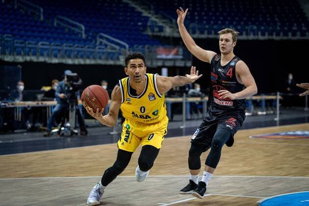 Basketball Berlin 10.01.2021 Saison 2020 2021 easyCredit-BBL 1. Bundesliga Alba Berlin - JobStairs GIESSEN 46ers Maodo Lo (Alba Berlin, No.00) Bjarne Kraushaar (Giessen, No.04)