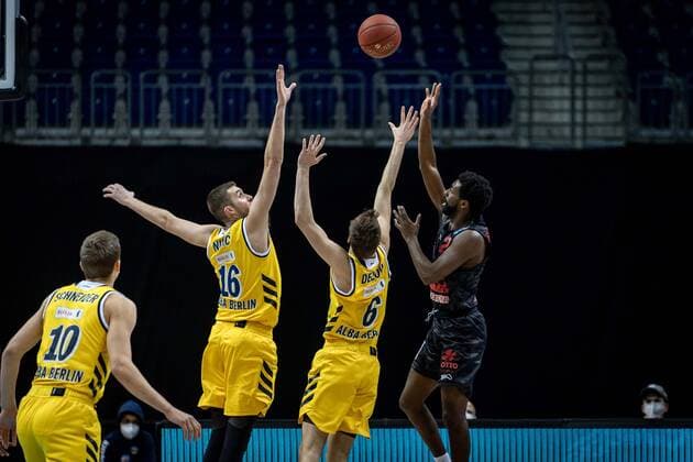 Basketball Berlin 10.01.2021 Saison 2020 2021 easyCredit-BBL 1. Bundesliga Alba Berlin - JobStairs GIESSEN 46ers Isaac Hamilton (Giessen, No.02) Malte Delow (Alba Berlin) Kresimir Nikic (Alba Berlin, No.16) Tim Schneider (Alba Berlin, No.10)