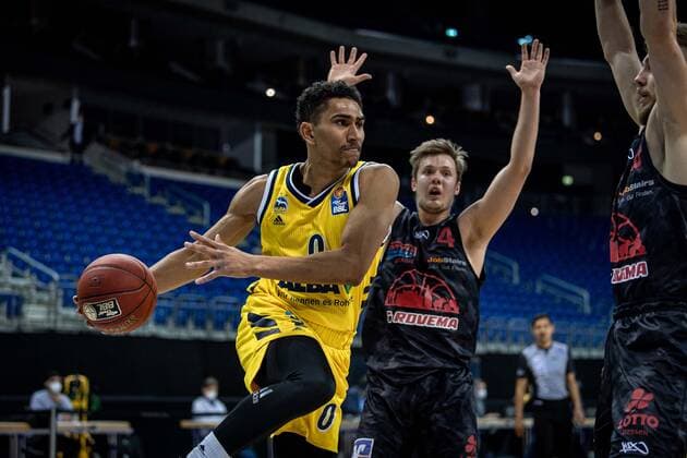 Basketball Berlin 10.01.2021 Saison 2020 2021 easyCredit-BBL 1. Bundesliga Alba Berlin - JobStairs GIESSEN 46ers Maodo Lo (Alba Berlin, No.00) Bjarne Kraushaar (Giessen, No.04) Ferdinand Zylka (Giessen, No.20) re.