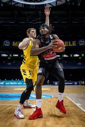 Basketball Berlin 10.01.2021 Saison 2020 2021 easyCredit-BBL 1. Bundesliga Alba Berlin - JobStairs GIESSEN 46ers Chad Brown (Giessen, No.22) Ben Lammers (Alba Berlin, No.50)