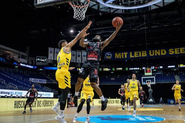 Basketball Berlin 10.01.2021 Saison 2020 2021 easyCredit-BBL 1. Bundesliga Alba Berlin - JobStairs GIESSEN 46ers Jonathan Stark (Giessen, No.01) Maodo Lo (Alba Berlin, No.00)