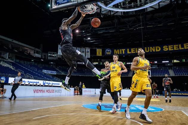 Basketball Berlin 10.01.2021 Saison 2020 2021 easyCredit-BBL 1. Bundesliga Alba Berlin - JobStairs GIESSEN 46ers Brandon Bowman (Giessen, No.15) Jayson Granger (Alba Berlin, No.33)