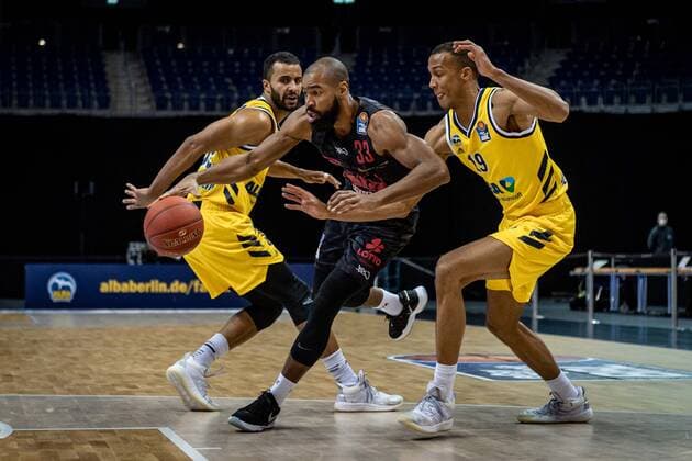 Basketball Berlin 10.01.2021 Saison 2020 2021 easyCredit-BBL 1. Bundesliga Alba Berlin - JobStairs GIESSEN 46ers Brandon Thomas (Giessen, No.33) Louis Olinde (Alba Berlin, No.19) Johannes Thiemann (Alba Berlin, No.32)