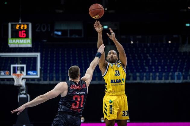 Basketball Berlin 10.01.2021 Saison 2020 2021 easyCredit-BBL 1. Bundesliga Alba Berlin - JobStairs GIESSEN 46ers Jayson Granger (Alba Berlin, No.33) Scottie James jr. (Giessen, No.31)