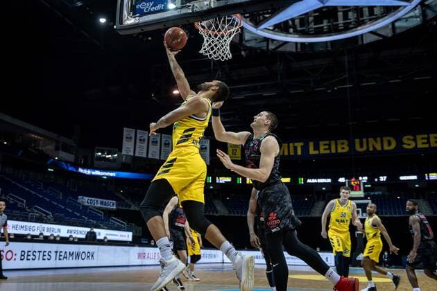 Basketball Berlin 10.01.2021 Saison 2020 2021 easyCredit-BBL 1. Bundesliga Alba Berlin - JobStairs GIESSEN 46ers Johannes Thiemann (Alba Berlin, No.32) Scottie James jr. (Giessen, No.31)