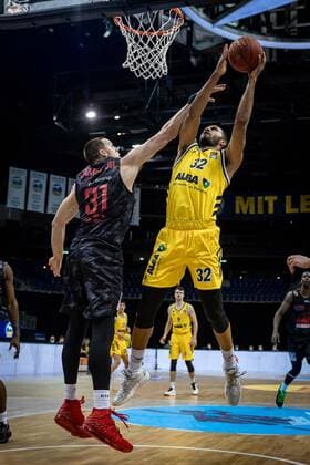 Basketball Berlin 10.01.2021 Saison 2020 2021 easyCredit-BBL 1. Bundesliga Alba Berlin - JobStairs GIESSEN 46ers Johannes Thiemann (Alba Berlin, No.32) Scottie James jr. (Giessen, No.31)
