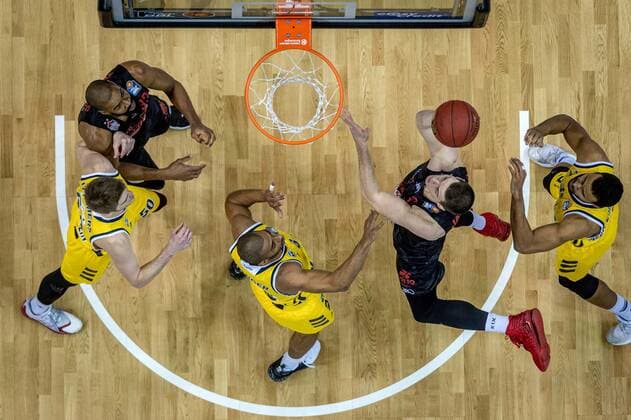 Basketball Berlin 10.01.2021 Saison 2020 2021 easyCredit-BBL 1. Bundesliga Alba Berlin - JobStairs GIESSEN 46ers Scottie James jr. (Giessen, No.31) Jayson Granger (Alba Berlin, No.33) Johannes Thiemann (Alba Berlin, No.32) re. Ben Lammers (Alba Berlin, No.50) Brandon Thomas (Giessen, No.33)