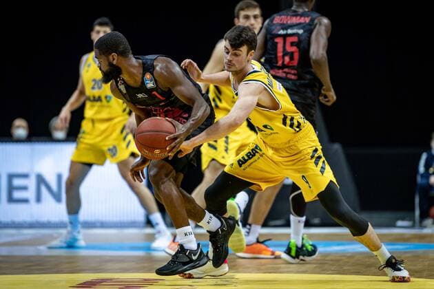 Basketball Berlin 10.01.2021 Saison 2020 2021 easyCredit-BBL 1. Bundesliga Alba Berlin - JobStairs GIESSEN 46ers Jonathan Stark (Giessen, No.01) Jonas Mattisseck (Alba Berlin, No.09)