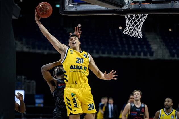 Basketball Berlin 10.01.2021 Saison 2020 2021 easyCredit-BBL 1. Bundesliga Alba Berlin - JobStairs GIESSEN 46ers Simone Fontecchio (Alba Berlin, No.20) Isaac Hamilton (Giessen, No.02)