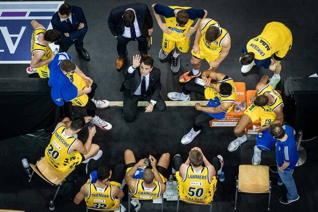 Basketball Berlin 10.01.2021 Saison 2020 2021 easyCredit-BBL 1. Bundesliga Alba Berlin - JobStairs GIESSEN 46ers Auszeit Israel Gonzalez (Alba Berlin, Assistenztrainer)